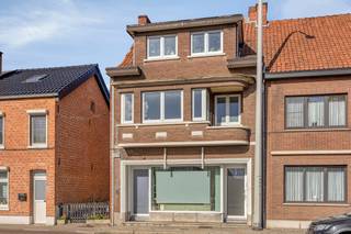 <p>This apartment with commercial space in Hasselt offers a distinctive combination of comfortable living, professional opportunities and a pleasant outdoor area. The property is located on Kempische Steenweg, one of the main access roads towards the centre of Hasselt. This prominent location provides excellent accessibility and strong visibility at the front, while the rear of the property offers a surprisingly peaceful and green setting. The outdoor area measures 1a67 and faces west, allowing you to enjoy the afternoon and evening sun.<br />The total living area of 104m² has been arranged in a practical way, with a commercial space at the front and a spacious, move-in-ready apartment behind it. The private part of the property underwent a thorough renovation in 2020. The kitchen, bathroom, windows, flooring, electrical installation, utilities, gas boiler and shutters were all renewed. The use of contemporary, high-quality materials creates a stylish and welcoming interior that is ready to enjoy from day one.<br />The living room is bright and connects directly to the open kitchen. From here, you also have a pleasant view over the west-facing garden. This green outlook creates a sense of calm and space despite the property's lively location along one of Hasselt's main access roads. The spacious bedroom and modern bathroom complete the private living area and provide a comfortable layout for everyday life.<br />At the front of the property, the space is currently used as a commercial unit. Thanks to its position along Kempische Steenweg, it benefits from significant passing traffic and excellent visibility. A parking space directly in front of the property provides convenient access for customers and visitors. However, the front space does not necessarily have to remain commercial. It can also be fully incorporated into the apartment and used as additional living space, a home office, hobby room or another flexible area according to your needs. This gives the property an adaptable character and allows you to shape the layout around your own plans.<br />At the rear, the green outdoor area of 1a76 provides a pleasant private setting away from the activity of the road. Its west-facing orientation means you can enjoy the sun later in the day, creating an inviting place to relax after work or spend time outdoors. The property therefore combines strong visibility and accessibility at the front with privacy and greenery at the rear.<br />Thanks to the complete renovation in 2020, central location in Hasselt, excellent commercial visibility and flexible layout possibilities, this is a versatile property with plenty of potential. You can continue to use the front space for commercial purposes or integrate it fully into the apartment to create additional living space. Come and discover the possibilities this property has to offer. A versatile apartment for those looking to combine comfortable living with additional space and possibilities. Discover the property's many advantages for yourself during a viewing.</p>