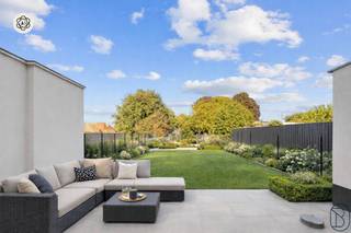 Maison moderne et rénovée avec goût, comprenant 4 chambres, située sur la Place de Flobecq, avec un grand jardin clôturé et une terrasse aménagée. Cette maison rénovée avec goût (rénovation 2025) allie caractère et confort contemporain et est en outre économe en énergie (EPC B).<br /><br />AGENCEMENT :<br />Hall d'entrée avec toilettes séparées, coin salon confortable et grande cuisine ouverte entièrement équipée donnant sur le jardin. Il y a également un débarras/buanderie et une grande cave (±30 m²).<br /><br />Au premier étage se trouvent une grande salle de bains tout confort et une chambre spacieuse.<br />Le deuxième étage abrite 3 chambres supplémentaires, idéales pour les familles ou ceux qui souhaitent disposer d'espace supplémentaire.<br /><br />La maison a été entièrement rénovée avec un nouveau toit isolé, du double vitrage en PVC et en aluminium, une installation électrique conforme et un système économe en énergie avec pompe à chaleur, pour le chauffage et la climatisation, et des panneaux solaires.<br /><br />EXTÉRIEUR :<br />Terrasse aménagée (±10 m²) et grand jardin entièrement clôturé (±280 m²) offrant une grande intimité. Possibilité de stationnement devant la porte.<br /><br />Une maison idéale pour les familles qui souhaitent vivre dans un logement prêt à emménager, confortable et économe en énergie, dans un environnement central avec des commerces, des écoles, les transports en commun et la gare à proximité.<br /><br />Cette annonce contient des photos générées par IA.<br /><br />Visite sur rendez-vous avec Immo Beguin, votre expert immobilier depuis 2009.<br />✉️ info@immobeguin.be