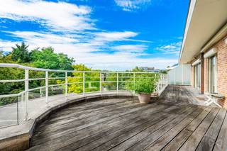 <pre><span>Information & visits: 02/315 78 32
Ixelles - We Invest offers you this superb 3-front Penthouse of 250m2, 4 bedrooms, 3 bathrooms, 2 living rooms, 1 huge terrace surrounding the entire apartment of more than 100m2, sunny from sunrise to sunset! And its 2 garage boxes with optional cellar (2 x 50,000eur). Air conditioning in the 4 bedrooms and the 2 living rooms. Ideally located at the end of the Clos d'Italie, you will enjoy the calm of your superb outdoor spaces while being close to everything: Boondael station, Bois de la Cambre, Hippodrome de Boitsfort, the ULB, the very nice district of the cemetery of 'Ixelles, etc. in short, a perfect geographical location! Very well managed condominium, solar panels, PEB E+, individual boiler from 2020,... To visit without delay!</span></pre>