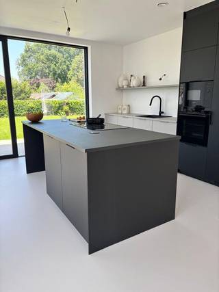 Tijdloze Halfopen BebouwingModerne, energiezuinige en tijdloos afgewerkte halfopen bebouwing.Inkomhal met apart gastentoilet.Grote leefruimte met...