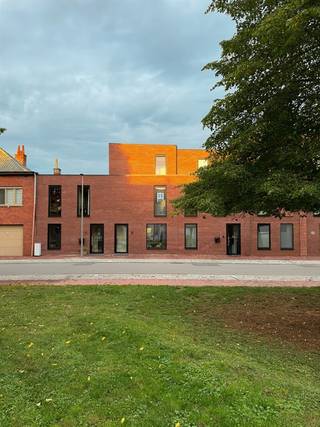 In dit kleinschalige en doordacht ontworpen woonproject in Kortrijk is momenteel nog slechts één woning beschikbaar. De site bestaat uit 6 appartementen, 3 woningen en 4 stapelwoningen en vormt een mooi en samenhangend geheel, waarbij veel aandacht werd besteed aan wooncomfort, bereikbaarheid en een aangename woonomgeving.<br />Deze moderne gesloten bebouwing combineert het comfort van een ruime gezinswoning met de voordelen van wonen vlak bij het centrum van Kortrijk. Winkels, scholen en tal van dagelijkse voorzieningen bevinden zich in de onmiddellijke omgeving. Ook het station van Kortrijk, de Doorniksesteenweg en belangrijke invalswegen zijn vlot bereikbaar. Dankzij deze centrale ligging kunt u heel wat verplaatsingen eenvoudig te voet of met de fiets maken.<br /><br />Binnenin biedt de woning verrassend veel ruimte. Er zijn vier volwaardige slaapkamers en een extra bureauruimte, waardoor de woning bijzonder geschikt is voor gezinnen, thuiswerk of wie graag wat extra ruimte ter beschikking heeft. Bovendien wordt de woning volledig afgewerkt aangeboden, inclusief schilderwerken en verlichting, zodat u zonder grote bijkomende werken kunt verhuizen.<br />Ook de buitenruimtes vormen een belangrijke troef. Op het gelijkvloers beschikt de woning over een aangelegde tuin met achteruitweg, waardoor de tuin ook praktisch bereikbaar is zonder door de woning te moeten. Daarnaast bevindt zich op de tweede verdieping een ruim zuidwestgericht terras. Dankzij de gunstige oriëntatie geniet u hier volop van de namiddag- en avondzon én van een mooi open zicht op de Sint-Rochuskerk.<br /><br />Binnen het project is bovendien een afgesloten gemeenschappelijke fietsenstalling voorzien. Een ondergrondse private garagebox is inbegrepen in de verkoopprijs en wordt voorzien van de nodige voorzieningen om een laadpaal te kunnen installeren.<br /><br /><strong>Troeven van deze woning: </strong>
<ul>
<li>Mogelijkheid tot aankoop aan 6% btw, indien aan de geldende voorwaarden wordt voldaan; </li>
<li>Laatste woning! Beschikbaar bij akte; </li>
<li>Vier volwaardige slaapkamers en een extra bureauruimte; </li>
<li>Volledig afgewerkt, inclusief schilderwerken en verlichting; </li>
<li>Aangelegd tuin met uitweg en ruim terras op de tweede verdieping; </li>
<li>Ondergrondse private garagebox inbegrepen in de prijs, met voorzieningen voor een laadpaal; </li>
<li>E-peil 20: 50% korting op de onroerende voorheffing gedurende 5 jaar; </li>
</ul>
<br />Een ruime woning met twee aangename buitenruimtes, een private garagebox en een bijzonder centrale ligging: een combinatie die in het centrum van Kortrijk niet vanzelfsprekend is.<br />Interesse in deze laatste beschikbare woning? Neem gerust contact met ons op voor meer informatie of een bezoek ter plaatse.<br /><br /><strong>Ontdek lot 02 tijdens Nieuwbouwzondag op zondag 25 oktober, van 13u tot 16u.<br />Plan je bezoek of kom gewoon even vrijblijvend langs.<br />Meer info over onze deelnemende panden vind je op: https://www.nieuwbouwzondag.be/partners/hectaar/</strong>
