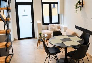 <p><span>De Kattenbleekstraat combineert een centrale ligging  met stilte in een doodlopende straat. Het wit/zwart thema is doorgetrokken in de hele woning: van de witte sierpleister en zwarte ramen van de voorgevel tot de witte muren en zwarte accenten binnen in huis. Dat dit een kwaliteitsvolle renovatie (2025) is geweest, kan u zien aan de gebruikte materialen: aluminium met driedubbel glas, 2 aparte hangtoiletten, LED-plafondspots, 2 airco-units met warmtepomptechnologie, etc.  Op het gelijkvloers leiden de open structuur en hoge plafonds tot een gezellige sfeer. De open keuken met lichtkoepel, omvat een kookplaat, microgolfoven, vaatwasser en koelkast. De verdiepingstrappen met hun houten treden op een metalen structuur, accentueren verder het open aspect op beide verdiepingen, waar telkens één slaapkamervertrek (waterbestendige PVC-vloeren) is ondergebracht. In de goed geventileerde badkamer is plaats genoeg voor een douchecel (regenfunctie) met glazen wand en een lavabomeubel met spiegelkast. Qua bergruimte spotten we een gelijkvloerse berging en een technische berging (2</span><span><sup>e</sup></span><span> verd.), met daarin de elektrische boiler. Ook de elektriciteit, de technieken en de riolering werden vervangen. De haast perfecte officiële Mobiscore van 9,6 op 10, bewijst dat u hier desgewenst perfect kan wonen zonder auto. De Kattenbleekstraat heette vroeger “Kattenstrate”, maar draagt al sinds de 14</span><span><sup>e</sup></span><span> eeuw de huidige naam. Waarschijnlijk liet men er linnen drogen of bleken in de zon.</span></p>
