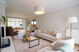 <span>Deze recent gerenoveerde gezinswoning is zeer rustig gelegen in de bloemekenswijk, nabij een doodlopende straat en een speelpleintje. Bij het binnenkomen van deze energiezuinige (EPC B) woning voelt u direct een zeer warme en gezellige sfeer. Wat hier heel innemend is, is de veranda die ervoor zorgt dat het hier heel lichtrijk wonen is. Ben jij op zoek naar extra ruimte voor u en uw gezin? Zo is de woning onder andere voorzien van een de dubbele garage, 2 grote slaapkamers met ingemaakte kasten, 1 derde slaapkamer met dressing een 4de kleinere slaapkamer.<br />Hier spreken de foto's vanzelf. Wat deze woning recent mooier, beter en gezelliger heeft gemaakt zijn de nieuwe: parketvloeren, ramen, deuren, verwarmingsbron, zonnepanelen, tuinhuis,... Benieuwd naar meer? Contacteer ons voor een afspraak op 052/41.41.94. U kan deze instapklare woning nu aankopen aan 2% registratiekosten als eerste en enige woning.<br />Referentie: 5640</span>