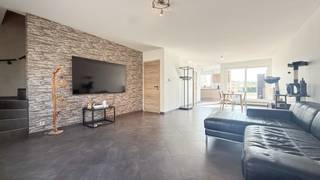 <p>Dit ruime appartement beschikt over een bewoonbare oppervlakte van maar liefst 127 m². Dankzij de praktische indeling, de aangename lichtinval en de ruime kamers biedt deze woning een bijzonder comfortabel woongevoel.</p>
<p>Via de private inkomhal bereikt u de verdieping. Hier vindt u een afzonderlijk gastentoilet en een doorgang naar de ruime leef- en eetruimte. Beide vormen één open en aangename leefruimte, waar grote raampartijen zorgen voor veel natuurlijk licht.</p>
<p>Aansluitend bevindt zich de volledig uitgeruste keuken, die zich in een verzorgde en goede staat bevindt. Via de keuken bereikt u bovendien de praktische berging/technische ruimte, ideaal voor extra opslag en het plaatsen van huishoudtoestellen.</p>
<p>Verder beschikt het appartement over twee ruime slaapkamers en een verzorgde badkamer, uitgerust met zowel een ligbad als een douche. Ook een tweede afzonderlijk toilet is aanwezig, wat het dagelijkse comfort extra verhoogt.</p>
<p>Vanuit de eetruimte heeft u toegang tot het aangename terras, waar u in alle rust kunt genieten van een moment in de buitenlucht.</p>
<p>Ook op technisch vlak is dit appartement een interessante keuze. De elektrische installatie is conform en met een EPC-label B scoort de woning bijzonder goed op het vlak van energiezuinigheid.</p>
<p>Het appartement is gelegen in een kleinschalige residentie, wat zorgt voor een aangename en rustige woonomgeving, terwijl alle voorzieningen van het centrum van Koersel zich binnen handbereik bevinden.</p>
<p>Troeven:</p>
<ul>
<li>Ruim duplexappartement van 127 m²</li>
<li>Centrale ligging in het centrum van Koersel</li>
<li>recent gebouw van 2006</li>
<li>Lichtrijke, open leef- en eetruimte</li>
<li>Volledig uitgeruste en verzorgde keuken</li>
<li>Twee ruime slaapkamers</li>
<li>Badkamer met ligbad én douche</li>
<li>Twee afzonderlijke toiletten</li>
<li>Aangenaam terras</li>
<li>Praktische berging/technische ruimte</li>
<li>Conforme elektrische installatie</li>
<li>Energiezuinig EPC-label B</li>
<li>Gelegen in een kleinschalige residentie</li>
</ul>
<p>Neem gerust contact met ons op voor meer informatie of een bezichtiging.</p>