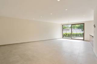 Stijlvol nieuwbouwappartement te huur in Tongerlo!<br /><br />In de Meulemanslaan 17 te Tongerlo bevindt zich dit kleinschalige nieuwbouwproject met slechts vijf appartementen, rustig gelegen met mooi zicht op het park.<br /><br />Het appartement combineert comfort en energiezuinigheid en beschikt over een lichtrijke leefruimte met open, volledig ingerichte keuken, slaapkamers, moderne badkamer, berging en apart toilet.<br /><br />Vanuit de leefruimte heb je toegang tot een ruim terras waar je in alle rust kan genieten van het groene uitzicht.<br /><br />Extra troeven zijn de privatieve berging en autostaanplaats.<br /><br />Kortom, een kwalitatief afgewerkt en instapklaar nieuwbouwappartement op een rustige ligging in Tongerlo.<br /><br />Vaste kosten: 95 euro: O<span>nderhoud tuin, gemene delen, elektriciteit en water gemene delen,…</span><br /><br />Bel ons op 014/95.37.50 of mail naar secretariaat@degroot-celen.be