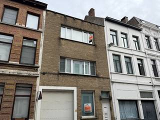 Dit appartement is gelegen op de tweede verdieping van een kleinschalig gebouw. Indeling: een inkomhal, een keuken uitgerust met een elektrische kookplaat, een dampkap, koelkast, diepvries, oven, vaatwasmachine en opbergkasten. Een aparte bergplaats met CV ruimte en aansluiting voor een wasmachine. Er is een woon- en eetkamer 27m² en een badkamer voorzien van een douche, een toilet en een wandmeubel met lavabo. Tevens is er een aparte slaapkamer 14m² en op de gelijkvloerse verdieping is er een autostaanplaats beschikbaar in het garagecomplex. Er is een maandelijkse provisie voor het waterverbruik. Op een boogscheut van Singel, Markgravelei, Broederminstraat, het Openbaar vervoer, scholen en winkels ....