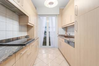 <p>Te koop: instapklaar appartement in het centrum van Koksijde-bad, op wandelafstand van winkels, horeca en het strand.</p>

<p>Dit lichtrijke appartement ligt in een toeristische zone met uitstekende bereikbaarheid dankzij nabijgelegen openbaar vervoer. De ligging in het hart van Koksijde-bad, de instapklare staat en de praktische indeling maken dit een ideale woon- of tweede verblijfplaats.</p>

<p> </p>

<p>Belangrijkste ruimtes:</p>

<p>• Living met grote ramen en toegang tot het terras</p>

<p>• Eetkamer aansluitend op de living</p>

<p>• Keuken met praktische indeling</p>

<p>• 2 slaapkamers met voldoende ruimte voor kasten</p>

<p>• Badkamer met douche en wastafel</p>

<p>• Inkomhal met toegang tot alle vertrekken</p>

<p>• Berging voor extra opslag</p>

<p>• Terras om buiten te genieten</p>

<p> </p>

<p>Troeven:</p>

<p>• Centrum Koksijde-bad</p>

<p>• Instapklaar</p>

<p>• Nabij openbaar vervoer</p>

<p> </p>

<p>Neem vandaag nog contact op met je ERA-makelaar voor een bezoek.</p>

<p>058 51 23 23 of op christian@eraservimo.be</p>

<p>JOUW DROOMAPPARTEMENT. ZO GEVONDEN!</p>