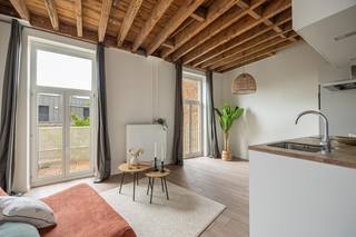 Op het Falconplein, op een zeer centrale ligging tussen het Eilandje en de historische binnenstad, bevindt zich dit appartement op de tweede verdieping van een verzorgd gebouw met lift. De locatie is zonder meer een troef: op wandelafstand van het MAS, de kaaien, het Eilandje met zijn levendige horeca en het stadscentrum.<br /><br />Het gebouw werd in 2017 volledig opnieuw opgebouwd en uitstekend gerenoveerd en heeft een efficiënte en goed bruikbare indeling. De leefruimte sluit mooi aan op de open keuken, die uitgerust is met kwalitatieve toestellen van Bosch en Whirlpool zoals koelkast met vriesvak, vaatwasser, combi-oven, inductiekookplaat en dampkap. Alles is netjes geïntegreerd en afgestemd op dagelijks gebruik.<br /><br />Aan de voorzijde bevindt zich een volwaardige slaapkamer met meer dan voldoende ruimte.<br /><br />De badkamer is verzorgd afgewerkt en voorzien van een lavabomeubel, spiegelkast, hangtoilet en een inloopdouche met thermostatische kraan.<br /><br />Via de leefruimte is er toegang tot het zuidwest-georiënteerde terras van ca. 4 m², een aangename buitenruimte die het appartement extra leefkwaliteit geeft.<br /><br />Verder beschikt het appartement over een private kelderberging en is er een gemeenschappelijke fietsenberging aanwezig in het gebouw. De algemene kosten bedragen circa €150 per maand.<br /><br />Technisch is alles in orde. Het appartement beschikt over een EPC -label B wat wijst op energiezuinig wonen. De elektriciteit is conform, er is geen asbest en er is individuele verwarming via een Vaillant ecoTEC Pro condensatieketel voorzien.<br /><br />Een instapklaar en goed gelegen appartement op een toplocatie tussen het Eilandje en het centrum, ideaal voor wie stads wonen wil combineren met comfort en bereikbaarheid.<br /><br />Wens je meer informatie of een bezichtiging? Mail naar info@wellimmo.net of bel 03 225 00 68.