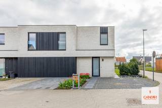 Deze recente woning met drie slaapkamers is gelegen in een nieuwe en rustige woonwijk in het landelijke en gezellige Poesele. Via de inkomhal met...