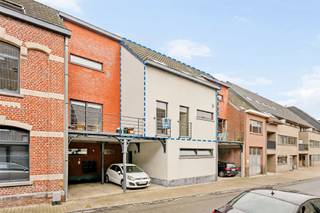 Instapklaar duplexappartement met 3 slaapkamers, + ruim gezellig terras in Brakel. Op zoek naar een ruim en instapklaar kwalitatief afgewerkt appartement op een centrale ligging? In de Gauwstraat, pal in het centrum van Brakel, vinden we dit aangename duplexappartement met 3 slaapkamers, een ruim terras en privatieve carport. Dankzij de grote raampartijen geniet de leefruimte bovendien van bijzonder veel natuurlijk licht.INDELING: Het appartement bevindt zich op de eerste verdieping van een kleinschalig appartementsgebouw. Inkomhal met toilet, gezellige lichtrijke leefruimte met open geïnstalleerde keuken, berging. Leuk gezellig terras, waar voldoende plaats is om gezellig te tafelen of tot rust te komen. Via de trap bereiken we de bovenverdieping: 3 slaapkamers en de badkamer. Er is daarnaast ook een ruime zolder over de gehele oppervlakte en een kelderberging.Te koop via Immo Beguin, jouw vastgoedexpert sinds 2009. Met kantoren in Ronse, Waregem, Kortrijk, Deinze, Doornik en Lessines. ✉️ info@immobeguin.be📞 +32 486 60 66 00
