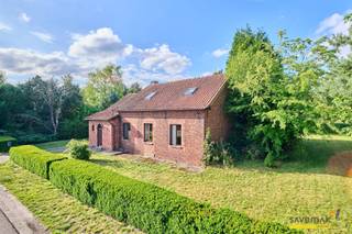 <p><span>Deze rustig gelegen woning staat instapklaar op je te wachten.</span></p><p><span>Het totale perceel meet 12a46ca en grenst aan het idyllische kanaal van Beverlo.</span></p><p><span> </span></p><p><span>Binnen is er alvast grotendeels gerenoveerd, op de badkamer na.</span></p><p><span> </span></p><p><span>In het geheel zijn er 4 slaapkamers, waarvan 1 gelijkvloers. De woonruimte oogt fris en heeft een mooie lichtinval.</span></p><p><span> </span></p><p><span>Het dient gezegd: de achterbouw behoeft wel wat aandacht.</span></p><p><span><br />Verder staat er nog een ruime garage tot uw beschikking.</span></p><p><span> </span></p><p><span> </span></p><p><span>Renovatieverplichting residentiële gebouwen van toepassing.<br />Meer info: <span>https://energiesparen.be/renovatieverplichting</span></span></p><p><span> </span></p><p><span>Bestuursmaatregelen in het maatregelenregister: nee</span><span> </span></p><p><span> </span></p><p><span> </span></p>