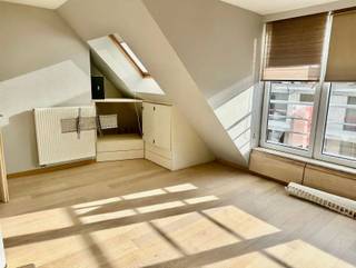 <p><span>Appartement met 2 slaapkamers in centrum Zottegem.</span></p><p><span> </span></p><p><span>INDELING</span></p><p><span>Het appartement omvat een inkomhal met toilet, living met open keuken en bijhorende berging, 2 slaapkamers en een badkamer met douche en dubbele lavabo.</span></p><p><span>In de kelder is er nog een kelderberging en een autostaanplaats.</span></p><p><span> </span></p><p><span>PRAKTISCH</span></p><p><span>Het appartement is onmiddelijk beschikbaar.</span></p><p><span>45€ gemeenschappelijke kosten.</span></p><p><span> </span></p><p><span>LIGGING</span></p><p><span>Gelegen vlakbij het centrum van Zottegem, vlakbij scholen, winkels en het station.</span></p><p><span> </span></p><p><span>Vraag uw bezoek aan via onze site immodhondt.be</span></p>