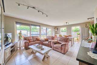 Op zoek naar een ruim en instapklaar appartement op een toplocatie? Dan is dit lichtrijke appartement met drie slaapkamers, een garagebox, twee bovengrondse staanplaatsen en een zuidwestgerichte stadstuin zeker een bezoek waard.<br /><br />Het appartement is uitstekend gelegen in het centrum van Lommel, op wandelafstand van winkels, scholen en het openbaar vervoer. Het gebouw beschikt over een lift. In de kelder bevindt zich een private garagebox en een gemeenschappelijke fietsenberging.<br /><br />Momenteel is het appartement verhuurd, waardoor het ook een interessante investering is.<br /><br />Indeling<br /><br />- Inkomhal<br />- Lichtrijke leefruimte met open keuken<br />- Berging<br />- Nachthal<br />- 3 slaapkamers<br />- Badkamer<br />- Apart toilet<br />- Zuidwestgerichte stadstuin<br /><br />Troeven<br /><br />+ Energiezuinig met EPC-label B<br />+ Uitstekende centrale ligging<br />+ Private garagebox<br />+ 2 bovengrondse staanplaatsen<br />+ Lift aanwezig in het gebouw<br />+ Ideaal als eigen woning én als investering<br /><br />Interesse?<br />Plan vandaag nog je bezoek en ontdek zelf de troeven van dit mooie appartement. Contacteer ons, wij helpen je graag verder!