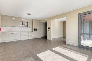 In het verzorgde wooncomplex Senior Plaza bieden wij deze uitzonderlijk ruime serviceflat van 100 m² te koop aan. Het appartement is gelegen in een aangename en veilige residentie waar comfort, zelfstandigheid en ondersteuning perfect gecombineerd worden.<br /><br />De flat beschikt over een ruime en lichtrijke leefruimte, een volledig ingerichte keuken, één volwaardige slaapkamer, een badkamer aangepast aan comfort en toegankelijkheid, evenals voldoende bergruimte. Dankzij de doordachte indeling en de royale oppervlakte geniet u hier van een bijzonder aangenaam woongevoel.<br /><br />Bewoners van het complex kunnen gebruikmaken van de diensten en faciliteiten van het woonzorgcentrum, zoals een restaurant, zwembad, sauna, fitness en zorgondersteuning. Dit maakt de flat ideaal voor wie zelfstandig wil wonen met de zekerheid van zorg binnen handbereik. Meer info op www.seniorplaza.be.<br /><br />Interesse? Neem gerust contact op met Michaël via michael@immovos.be of 0494 03 06 40