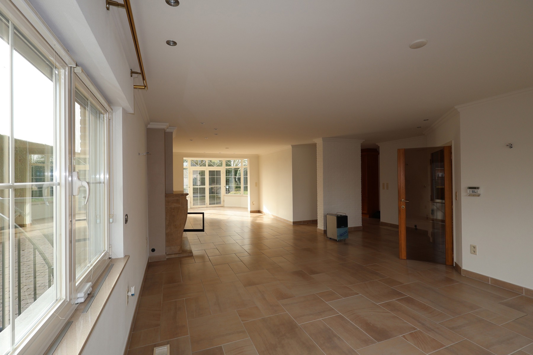 Een ruime gezinswoning met 3 slaapkamers op een perceel van 784m². - foto 4