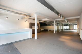 Ruim handelsgelijvkloers van 217m² met veel mogelijkheden en grote vitrine. Gelegen op een centrale handelsligging in het stadscentrum van...