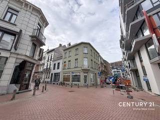 Deze zeer ruime hoekwoning is gelegen op een zeer commerciele plaats te Blankenberge, op wandelafstand van de markt, de winkelstraten en de Zeedijk. <br /><br />Het pand is ingedeeld in een handelsruimte, een ruime woonst met terras en grote garage. <br />Authentieke architectuur is behouden gebleven, hoge plafonds, imposante traphal,....<br />Exacte indeling alst volgt: <br />Inkomhal met toegangsdeur garage, trap naar verdiep, woonkamer met eetplaats, berging, grote keuken, terras. <br />Toiletten, 3 slaapkamers, badkamer met bad en douche, berging.<br />Bovenste verdiep een hobby ruimte met toegangsdeur dak.<br /><br />Vanuit de grote garage is er toegang tot achterliggende berging/wasplaats en zo naar het handelsgedeelte. Deze handelsruimte heeft al een basis renovatie ondergaan en is start-klaar gezet om verder af te werken naar wens. Toilet aanwezig. <br /><br />Als laatste is er een kelderverdieping verdeeld in 4 ruimtes/kamers. <br /><br />UNIEK PAND! VEEL POTENTIEEL!