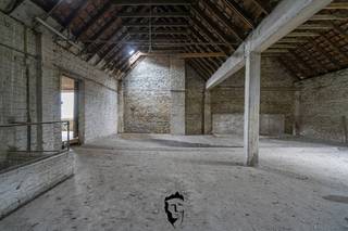 Welkom in de Kortrijksesteenweg 138 waar we deze te renoveren loods terugvinden. Achteraan de nieuwbouwresidentie situeert zich deze loods van 400...