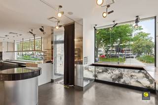 Spacieux immeuble commercial dans un emplacement de premier choix avec une excellente visibilité - loué et avec de bons rendements !Vous êtes à la...