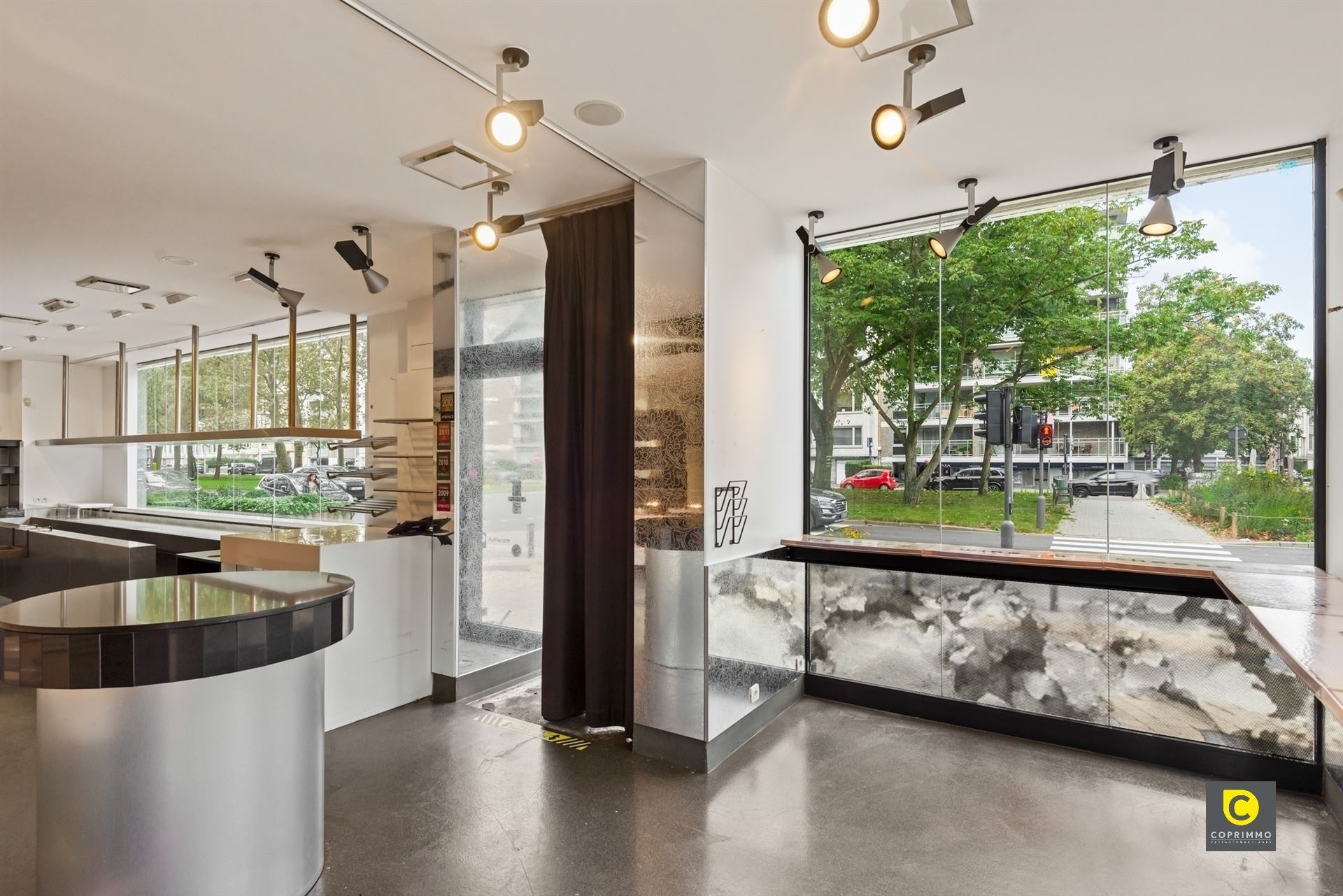 Ruim handelspand + P op zeer commerciële locatie! - foto 3