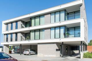 VALIMMAS verkoopt dit welgelegen en stijlvol nieuwbouwproject met 14 appartementen, 3 commerciële ruimten,  19 ondergrondse + 4 bovengrondse autostandplaatsen, 16 kelders en een gemeenschappelijke fietsenstalling.   

Residentie KASTANJEHOF is een mooi staaltje van hedendaagse architectuur, met oog voor detail &amp; duurzaamheid, én met een sterke focus op energiezuinigheid (geothermische warmtepomp, zonnepanelen, ventilatie met warmtewisselaar, doorgedreven isolatie,...).   

Gelegen langsheen de N9, op de hoek van de Kastanjelaan met de Nerviërsstraat, met een uitstekende commerciële zichtbaarheid voor de handelsruimtes, in de onmiddellijke nabijheid van winkels, scholen, centrum, horeca, bushalte De Lijn,…  en met makkelijke verbindingen naar Brussel, Ring 0, E40, diverse industriezones, …   

Kelder ± 9m²: € 9.900
Kelder ± 56m²: € 70.888

Contacteer ons gerust vrijblijvend voor meer informatie: info@valimmas.be - 02/452.59.25.   