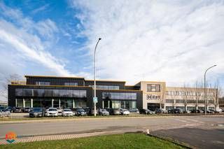 Op een toplocatie in Heist-op-den-Berg, binnen de moderne KMO-hub “Hest”, bevindt zich deze hoogwaardig afgewerkte en polyvalente kantoorruimte...