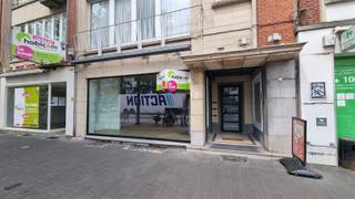 Op een zéér commerciële toplocatie in Mortsel bieden wij dit handelspand van 125m² aan.  Deze kan je ideaal inrichten als gezellig winkelpand, horeca...