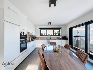 Recente woning voorzien van alle comfort.  De bel-étage is bijzonder ruim, werd ingericht met duurzame kwaliteitsvolle materialen en heeft een...