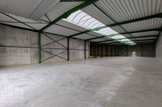 Uitstekend gelegen nieuwbouw <strong>KMO-unit van 713 m² te huur</strong>, op slechts 450 m van de op- en afrit 10 <strong>Beernem </strong>van de E40.<br /><br />Het magazijn beschikt over een vrije hoogte van 6 m en is toegankelijk via een automatische sectionale poort met een aparte toegangsdeur. Daarnaast is de loods uitgerust met een lichtstraat met rookluik, de nodige elektriciteitsvoorzieningen en energiezuinige LED-verlichting.<br /><br />Op het terrein is ruime parkeer- en manoeuvreerruimte voorzien. Beschikbaar vanaf september 2026.<br />De ruimte is geschikt voor zowel<strong> opslag als uitvoeren activiteiten</strong>.<br />Tevens is het mogelijk om andere oppervlaktes te huren.<br /><br />Contacteer <strong>PANORAMA B2B</strong> voor bijkomende (technische) inlichtingen, plannen of een vrijblijvend plaatsbezoek via <strong>0479 01 70 70</strong>.