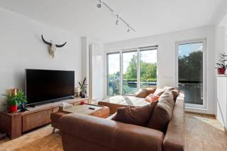 Dit verzorgd appartement is gelegen in een rustige en groene buurt. Het is gelegen nabij lokale winkels en heeft een goede verbinding met het openbaar vervoer. Het appartement beschikt over een gunstig EPC, conforme EK, mooi terras en is gelegen op de bovenste verdieping, toegankelijk via een lift. <br /><br />Bij binnenkomst stapt u binnen een ruime hal. Van hieruit stapt u binnen in een lichte en uitnodigende woonkamer, die aansluit aan de functionele keuken. Vanuit de hal hebt u ook toegang tot de twee slaapkamers, de badkamer en het gastentoilet. <br /><br />Verder geniet het appartement van een terras met een mooi, groen uitzicht. <br /><br />Als extra troef beschikt dit appartement ook over een garagebox met elektrische poort en elektriciteit. Deze is verplicht mee aan te kopen aan €28.000. <br /><br />Pluspunten <br />+ Rustige en groene woonomgeving<br />+ Nabij lokale winkels en voorzieningen<br />+ Terras met groen uitzicht<br />+ Garagebox met elektrische poort en elektriciteit<br />+ Lift<br /><br />Interesse? Aarzel niet ons te contacteren. Wij zijn bereikbaar via het nummer 03 337 50 70 of info@vbvastgoed.be.