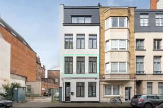 Dit stijlvol gerenoveerde appartement op de eerste verdieping bevindt zich op een centrale ligging in Antwerpen, op slechts vijf minuten fietsen...