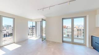 Lichtrijk <strong>nieuwbouwappartement</strong> met <strong>2 volwaardige slaapkamers en top afwerking!</strong> <br /><br />Dit nieuwbouwappartement van het project De Groene Poort is gelegen midden in de nieuwe dynamische "Slachthuisbuurt" en nabij invalswegen, de binnensingel, park Spoor Noord, restaurants en winkels.<br /><br />Via de inkomhal met <strong>vestiairekast</strong> komt u in een uiterst lichtrijke leefruimte met zon langs beide kanten dankzij de <strong>hoekindeling</strong>. Verder een aangenaam <strong>terras met weids uitzicht. </strong>Het appartement beschikt over een <strong>volledig uitgeruste keuken.</strong> Verder zijn er<strong> 2 volwaardige slaapkamers met ingemaakte kasten</strong> en een badkamer met lavabomeubel, <strong>inloopdouche</strong>, spiegelkast en handdoekdroger. Een apart toilet, en een aparte berging met alle technische voorzieningen en nodige aansluitingen voor wasmachine en droogkast maken het comfort volledig.<br /><br />De <strong>provisie voor gemeenschappelijke kosten bedraagt 200 EUR per maand</strong>, inclusief verwarming en gemeenschappelijke kosten. Een ondergrondse <strong>parkeerplaats mét laadpaal (nr 75 op -1),</strong> is verplicht af te nemen aan 145 EUR per maand. Daarnaast is er een ruime gemeenschappelijke fietsenstalling, inbegrepen in de huurprijs.<br /><br />Het appartement - volledig geschilderd met structuurverf en voorzien van hoogwaardige verlichting, ingemaakt kastenwerk en gordijnrails - is instapklaar en onmiddellijk beschikbaar.