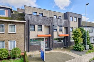 <br />Gelegen aan de Stationsstraat 295 in Lommel vinden we deze ruime woning die momenteel ingericht is als praktijkruimte. Dankzij de reeds aanwezige voorzieningen en de oorspronkelijke woonstructuur kan het pand met enkele gerichte aanpassingen opnieuw omgevormd worden tot een aangename gezinswoning.<br /><br />De woning biedt bovendien heel wat mogelijkheden om de ruimtes volledig af te stemmen op de wensen van de nieuwe eigenaar.<br /><br />Bij het binnenkomen geeft de inkomhal toegang tot de verschillende ruimtes op het gelijkvloers. Hier kan een ruime en gezellige leefruimte met keuken worden ingericht, aangevuld met een aparte eetruimte. De keuken is momenteel niet geplaatst, maar de nodige leidingen en aansluitingen zijn reeds voorzien.<br /><br />Dit biedt de mogelijkheid om de keuken volledig naar eigen smaak en stijl te realiseren.<br /><br />Op de eerste verdieping bevindt zich een ruime slaapkamer met aansluitend een ruimte die perfect kan worden ingericht als dressing. Daarnaast zijn er een badkamer, een kitchenette en een afzonderlijke technische ruimte aanwezig. Afhankelijk van de gewenste woonindeling kan de huidige kitchenette behouden blijven of plaatsmaken voor een andere invulling.<br /><br />De tweede verdieping beschikt over nog twee ruime slaapkamers. Eén van deze kamers heeft bovendien rechtstreeks toegang tot een terras aan de voorzijde. Verder vinden we hier nog een extra dressing of berging en een afzonderlijk toilet.<br /><br />Ook buiten biedt het pand praktische troeven. Zo beschikt de woning over een aangename tuin en een carport<br /><br />Een woning met mogelijkheden<br /><br />Dankzij de ruime oppervlakte, de drie volwaardige slaapkamers en de reeds aanwezige voorzieningen vormt dit pand een interessante basis voor wie op zoek is naar een woning die mits enkele aanpassingen volledig naar eigen wensen kan worden ingericht.<br /><br />Meer info of een vrijblijvende bezichtiging, contacteer ons.