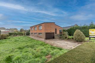 Charmante woning op een ruim perceel van 1.012m².<br /><br />We betreden deze woning via de ruime inkomhal om vervolgens door te gaan naar de lichtrijke leefruimte. Deze is onderverdeeld in een gezellige zithoek en een eethoek met koppeling naar het terras en de tuin. Naastliggend bevindt zich de keuken ook hier weer met zicht op de tuin. Verbinding via de trap naar de koele berging, de wasplaats en de badkamer die zich allen op grondniveau bevinden.<br /><br />Gaan we vervolgens via de trap omhoog naar het nachtgedeelte hebben we hier 3 slaapkamers.<br /><br />Op grondniveau is er verder nog een ruime garage met mogelijkheden tot opslag en op dakniveau is er een kruipzolder.<br /><br />Zetten we een stap naar buiten via het overdekt terras, hebben we zicht op een ruime naast- en achterliggende tuin.<br /><br />Op vlak van ligging zitten we hier net buiten het centrum van Eindhout (Laakdal), in een rustige buurt met een goede verbinding naar de omliggende gemeenten en de E313.<br /><br />Bent u geïnteresseerd en wenst u een bezoek? Bel ons op het nummer 013 66 62 08.