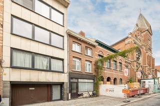 Op de eerste verdieping van Adegemstraat 91 in Mechelen bevindt zich dit duplex appartement met 2 slaapkamers. Het appartement heeft een praktische indeling en biedt aangename leefruimte, ideaal voor een koppel, kleine gezinssituatie of wie een extra kamer zoekt als bureau.<br /><br />Bovendien is er een ruime zolder aanwezig.<br />Handig voor voldoende opbergruimte.<br /><br />De ligging is een duidelijke troef. U woont hier centraal in Mechelen, met winkels, voorzieningen en openbaar vervoer in de nabije omgeving. Dankzij de goede bereikbaarheid is dit een interessant appartement voor wie comfortabel en centraal wil wonen.<br /><br />Het appartement is momenteel verhuurd.<br /><br />Contacteer ons via 0492 83 88 19 of jarno@groepvanhaute.be