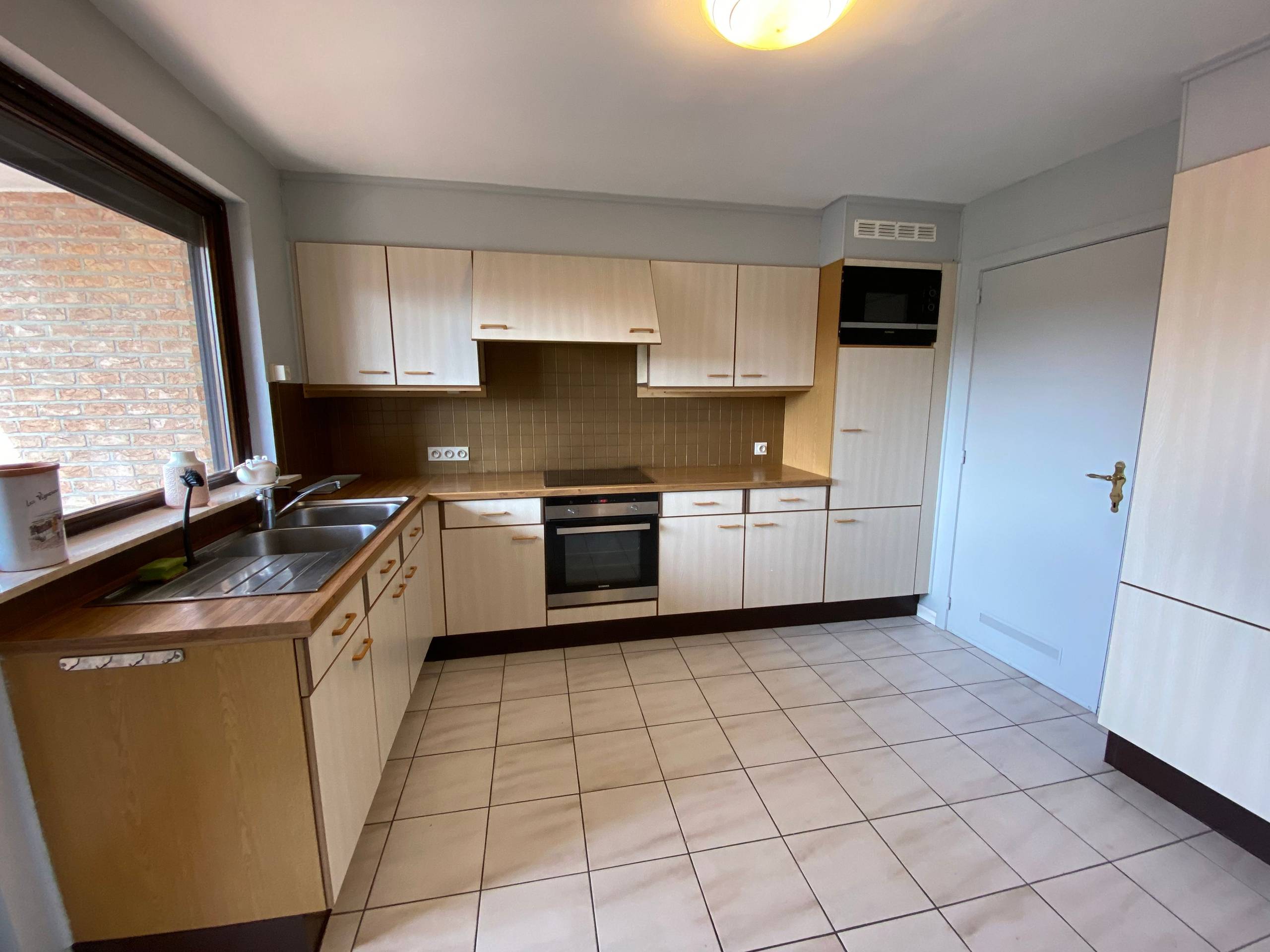 Ruim en lichtrijk 2-slaapkamerappartement nabij het Maria Hendrikapark te Oostende. - foto 4