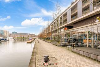 Ben je op zoek naar een ruim en energiezuinig appartement te huur in Hasselt? Dan is dit prachtige appartement aan de Gelatineboulevard 7 bus 2.03 zeker een bezoek waard. Met een bewoonbare oppervlakte van maar liefst 125 m², een uitzonderlijk terras van 40 m² met uitzicht op de jachthaven en een inbegrepen garagebox, geniet je hier van comfortabel wonen op een toplocatie.<br /><br />Buitenruimte<br />Het absolute pronkstuk van dit appartement is zonder twijfel het ruime terras van 40 m². Hier geniet je in alle rust van het prachtige uitzicht op de jachthaven, een ideale plek om te ontspannen of gezellig gasten te ontvangen.<br /><br /><strong>Troeven</strong><br />- Bewoonbare oppervlakte van 125 m²<br />- Groot terras van 40 m² met zicht op de jachthaven<br />- 2 slaapkamers<br />- Garagebox inbegrepen<br />- Energiezuinig dankzij warmtepomp met geothermie<br />- Beschikbaar vanaf 1 september<br />- Topligging vlak bij winkels, horeca en het stadscentrum<br /><br /><strong>Ligging & omgeving</strong><br />Wie kiest voor dit appartement te huur in Hasselt, kiest voor een unieke combinatie van rust en bereikbaarheid. De Gelatineboulevard ligt op een gegeerde locatie aan de jachthaven, waar je dagelijks geniet van een aangename woonomgeving met een prachtig uitzicht.<br />Tegelijk bevinden winkels, supermarkten, restaurants, openbaar vervoer en het bruisende stadscentrum zich op wandel- of fietsafstand. Dankzij de vlotte verbindingen bereik je bovendien eenvoudig de belangrijkste invalswegen. Dit maakt het appartement ideaal voor wie comfortabel en centraal wil wonen zonder in te boeten aan rust.<br /><br /><strong>Interesse?</strong><br />Wil je dit prachtige appartement te huur in Hasselt zelf ontdekken? Plan vandaag nog je bezoek en ervaar de ruimte, het comfort en het unieke uitzicht op de jachthaven.<br /><br />Klik op “Ik ben kandidaat” bij dit pand via www.optie-m.be/nl/te-huur om een bezoek aan te vragen. <br /><br />Benieuwd wat jouw eigen woning waard is? Contacteer ons gerust via bovenstaande gegevens.