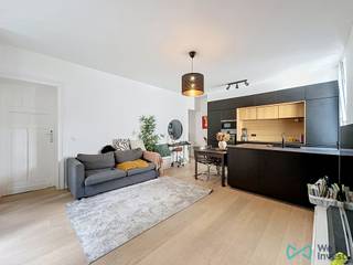 Info: bruxelles.ouest@weinvest.be of 02 315 77 22 – Karaktervol appartement met 3 slaapkamers, hoge plafonds en een flexibele indeling<br /><br />Gelegen op de eerste verdieping van een elegant gebouw uit het begin van de 20e eeuw, in een kleine mede-eigendom zonder lift, zal dit gerenoveerde appartement u zeker aanspreken dankzij zijn karakter, ruime vertrekken en bijzonder interessante indeling.<br /><br />Het appartement verkeert in goede algemene staat en beschikt over aangename leefruimtes en drie comfortabele slaapkamers :<br /><br />een slaapkamer van ca. 16 m²;<br />een slaapkamer van ca. 13 m²;<br />een derde kamer van ca. 9 m², die kan worden ingericht als slaapkamer of bureau.<br /><br />Een ideale indeling voor verschillende projecten : <br /><br />De bijzondere troef van deze woning is de indeling van de derde slaapkamer : deze is onafhankelijk toegankelijk vanaf de overloop, terwijl de twee andere slaapkamers en de leefruimtes samen het hoofdappartement vormen.<br /><br />Deze configuratie biedt veel flexibiliteit en een reëel potentieel voor optimalisatie.<br /><br />De woning is bijzonder interessant voor een investeerder die het huurrendement wil optimaliseren, met de mogelijkheid om de onafhankelijke ruimte afzonderlijk te verhuren, bijvoorbeeld aan een student of jongvolwassene, terwijl het hoofdappartement met twee slaapkamers behouden blijft.<br /><br />Ook voor een gezin biedt deze indeling interessante mogelijkheden: de afzonderlijke kamer kan bijvoorbeeld worden ingericht als een privéruimte voor een tiener, waardoor deze over meer zelfstandigheid beschikt.<br /><br />Daarnaast vormt deze configuratie een uitstekende oplossing voor wie van thuis uit werkt. De derde kamer kan worden ingericht als een afzonderlijk thuiskantoor of professionele werkruimte, waardoor privé- en beroepsleven duidelijk van elkaar kunnen worden gescheiden.<br /><br />Een zeldzame en veelzijdige indeling die de woning geschikt maakt voor zowel een residentieel project als een investeringsstrategie.<br /><br />Het appartement beschikt bovendien over dubbele beglazing, een individuele gascondensatieketel en een privatieve kelder, die extra bergruimte biedt.<br /><br />Een karaktervolle, gerenoveerde en functionele woning die de charme van een oudere woning combineert met mooie volumes en een flexibele indeling met tal van mogelijkheden, zowel voor eigen bewoning als voor een verhuurinvestering.<br /><br />Een bezoek is zeker aangewezen om het volledige potentieel en de unieke indeling van deze woning te ontdekken. EPC > D – CO₂: 60 kg/(m².jaar) – 302 kWhEP/(m².jaar)