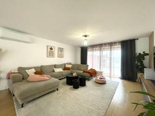 Te koop: ruime woning in het centrum van Rekkem, gelegen in een residentiële woonkern.Deze woning  biedt een comfortabele indeling met vier...