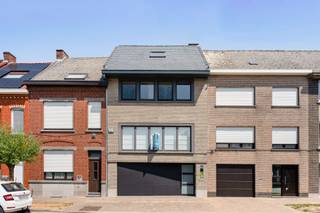 <p><strong>Instapklare bel-etagewoning met 5 slaapkamers, garage, ruim terras en tuin met groen uitzicht</strong></p><p>Op zoek naar een comfortabele gezinswoning met veel leefruimte? Deze instapklare bel-etagewoning combineert een doordachte indeling met vijf slaapkamers, een dubbele garage, een ruim terras en een aangename tuin met vrij uitzicht op het groen. Bovendien beschikt de woning over een gunstig EPC-label C, waardoor er geen renovatieverplichting geldt.</p><p>Indeling: op het gelijkvloers bevinden zich een ruime inkomhal, een garage en een was-/technische ruimte. De eerste verdieping omvat een lichtrijke leefruimte, een moderne keuken met toegang tot het terras, een hal en een apart toilet. Op de tweede verdieping bevinden zich drie volwaardige slaapkamers, een badkamer en een tweede apart toilet. De derde verdieping werd ingericht met twee extra kamers en een praktische opbergzolder.</p><p>De combinatie van een functionele indeling, een aangename buitenruimte en het open uitzicht maakt deze woning bijzonder geschikt voor gezinnen of voor wie extra kamers wenst als bureau, hobbyruimte of logeerkamer.</p><p>EPC: klasse C – geen renovatieverplichting.</p><p><strong>Te koop via Immo Beguin, jouw vastgoedexpert sinds 2009.</strong></p><p>✉️ emmy@immobeguin.be</p>