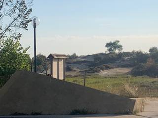 <p><strong>De Panne, kleinschalige residentie zonder lift, bestaande uit 3 volledig gerenoveerde appartementen.</strong><br /><br />Gelegen aan de duinen met prachtig zicht en toch op slechts enkele passen van de marktplaats en het commercieel centrum.</p>

<p>Bestaande uit:<br />*Gelijkvloersappartement nr. GV.02 met 2 slaapkamers + terras en tuin  <br />VERHUURD<br />*Appartement nr. 01.01 op de eerste verdieping met 2 slaapkamers en beschikbaar vanaf 01 december 2026<br />Huurprijs : € 1050 per maand - syndicuskosten inclusief. <br />*Duplexappartement nr. 02.01 op de tweede en derde verdieping met 3 slaapkamers + terras en beschikbaar vanaf 01 november 2026<br />Huurprijs : € 950 per maand - syndicuskosten inclusief.<br /><br />Ieder appartement beschikt over een ruime individuele berging en er is een gemeenschappelijke fietsenberging in de residentie. </p>

<p> </p>