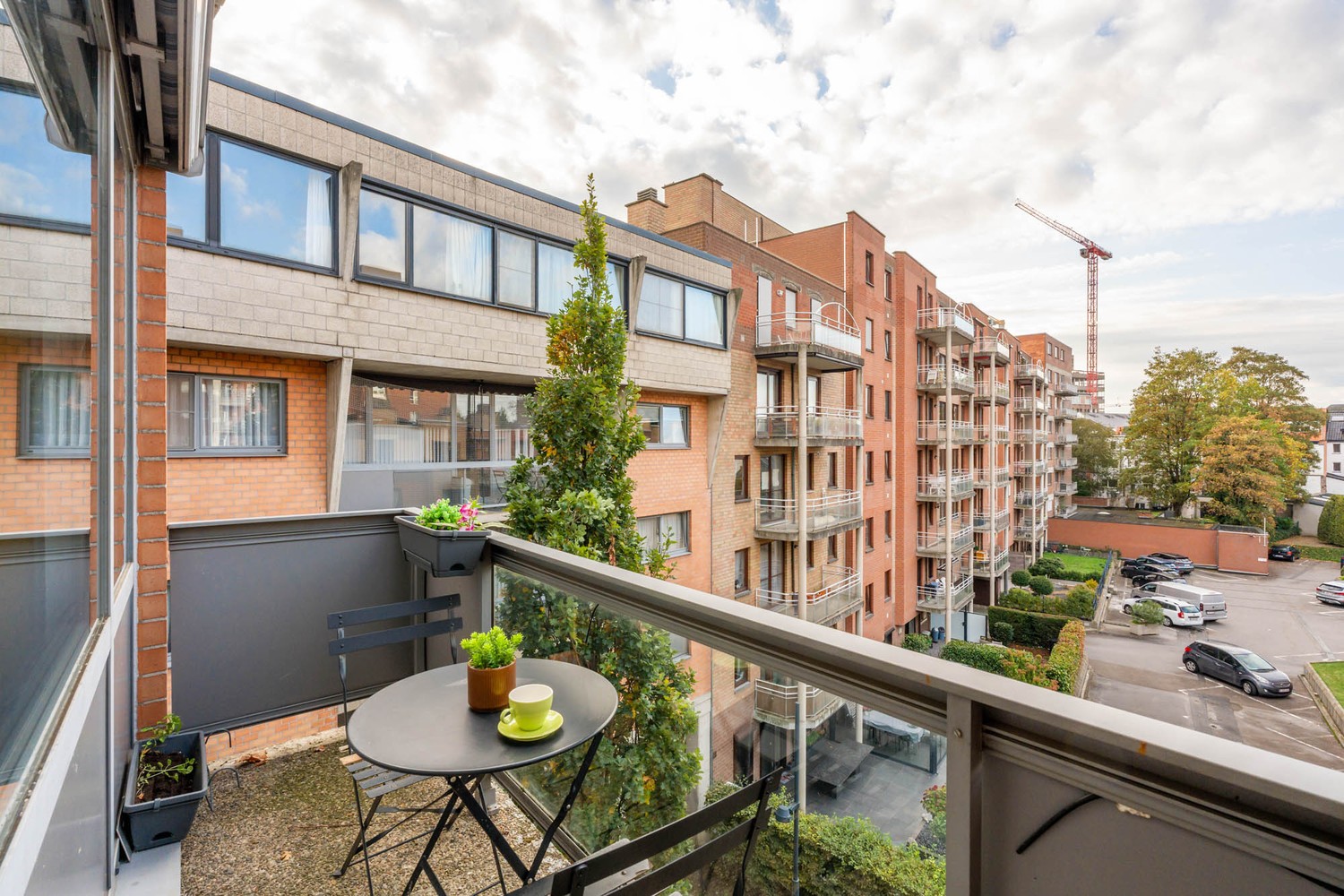 Centraal gelegen appartement met 2 slaapkamers, een terras en de mogelijkheid om een autostaanplaats en kelder bij aan te kopen te Leuven! - foto 4