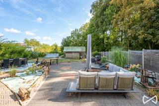 Puur genieten van rust, ruimte en natuur!
Op zoek naar een woning waar je de drukte écht achter je kunt laten? Deze landelijke eigendom, bevindt zich op een bijzonder rustige en groene locatie, waar enkel plaatselijk verkeer passeert.
Het voormalige Vossenhol biedt een unieke kans voor wie op zoek is naar een eigendom met karakter én potentieel. De woning is vandaag toe aan een renovatie, maar net daarin schuilt de charme: met de nodige visie en creativiteit kan je hier een prachtige landelijke thuis creëren, volledig naar eigen smaak en wensen.
De ligging is zonder twijfel één van de grootste troeven. Verscholen in het groen en tegelijkertijd bevindt de woning zich nabij tal van verbindingswegen en op een 10tal minuten van het station van Zottegem.
Een eigendom met geschiedenis, karakter en vooral bijzonder veel potentieel. Wie droomt van landelijk wonen en bereid is de handen uit de mouwen te steken, krijgt hier de kans om van het voormalige Vossenhol opnieuw een unieke plek te maken.
Voor meer informatie of een bezoek, bel Stefanie op het nummer 055/59 50 10.