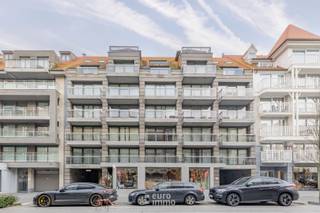 Op zoek naar een ruime studio, centraal gelegen in een recent gebouw? Dan is deze studio in Residentie Aalscholver een echte voltreffer! Dankzij de centrale ligging bevindt u zich hier binnen enkele stappen van winkels, restaurants en alle gezelligheid die Nieuwpoort te bieden heeft.<br /><br />Eénmaal binnen valt meteen de lichtinval op. De studio werd op een moderne manier ingericht, met een functionele keuken en een aangename leefruimte. Het leuke terras is hier dé troef: hier kan u heerlijk nagenieten van de avondzon, bijvoorbeeld bij een aperitief na een dag aan zee.<br /><br />Dankzij de recente leeftijd van het gebouw is ook alles hier nog tiptop in orde, wat zorgt voor een zorgeloze aankoop.<br /><br />EPC: 100.