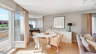 Prachtig hoekappartement in een elegante villaresidentie, centraal gelegen in het bruisende hart van het Zoute, op een steenworp afstand van...