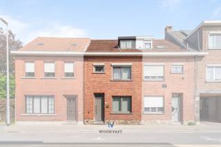 Ben je op zoek naar een instapklare stadswoning in Zele? Lees dan zeker even verder!<br /><br />Indeling:<br />GLV: Inkomhal, berging, woonkamer ingericht met zitplaats en eetplaats, keuken, badkamer met inloopdocuhe en wastafel en tuin<br />1eV: Overloop, berging, slaapkamer 1, slaapkamer 2.<br />Zolder: Ingericht als derder slaapkamer.<br /><br /><br />TROEVEN:<br />- Instapklaar<br />- Centrale ligging<br />- Drie slaapkamers<br />- Ook ideaal als investering, momenteel verhuurd.<br /><br />Wil je meer info of een bezoek? Contacteer Senne op 0499 47 10 68 of via Senne@woonvast.be