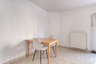 Deze appartementen (39 m²) liggen in de Smidsestraat, op wandelafstand van station Gent-Sint-Pieters en vlakbij de Kouter in Gent. Ook met de wagen zeer vlot bereikbaar via de r40.Hoewel deze appartementen volgens de basisakte 1 entiteit zijn, fungeren ze volledig autonoom. Elk appartement heeft zijn eigen keuken, badkamer en aparte slaapkamer. 6B: EPC B - 193 kWh6C: EPC B - 104 kWhPlug &amp; play investering. Beide appartementen zijn momenteel succesvol verhuurd en genereren samen een stabiele huuropbrengst van € 1.403 per maand (exclusief kosten).De gebruikte foto's werden met behulp van AI bewerkt (de kamers werden leeggehaald). Er werd geen rekening gehouden met technische specificaties, stedenbouwkundige voorschriften of de concrete mogelijkheden tot realisatie.Bestuursmaatregelen in het maatregelenregister: nee
