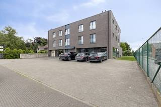 Dit modern landschapskantoor te koop is gelegen langs de Drapstraat (N452), een zichtlocatie met uitstekende bereikbaarheid dankzij de nabijheid van de E17. Het kantoor geniet van enorm veel natuurlijk daglicht en is hoogkwalitatief afgewerkt.Het pand komt met 4 private parkeerplaatsen, waarvan één ondergronds.Bouwjaar: 2018Specificaties: - Akoustisch plafond - Ventilatie: type D- Vergaderruimte- Kitchenette- Sanitair- Tapijtvloer- Badgesysteem- Alarmsysteem- Warmtepomp (warm-koud)- Lichtpoint ledstrips- Lift- Parking (4 stuks, waarvan 1 ondergronds)Beschikbaarheid:Beschikbaar bij akte.Hebt u interesse in dit moderne kantoor te koop in Nazareth? Vraag meer info via business.gent@dewaele.com of 09 245 35 35.