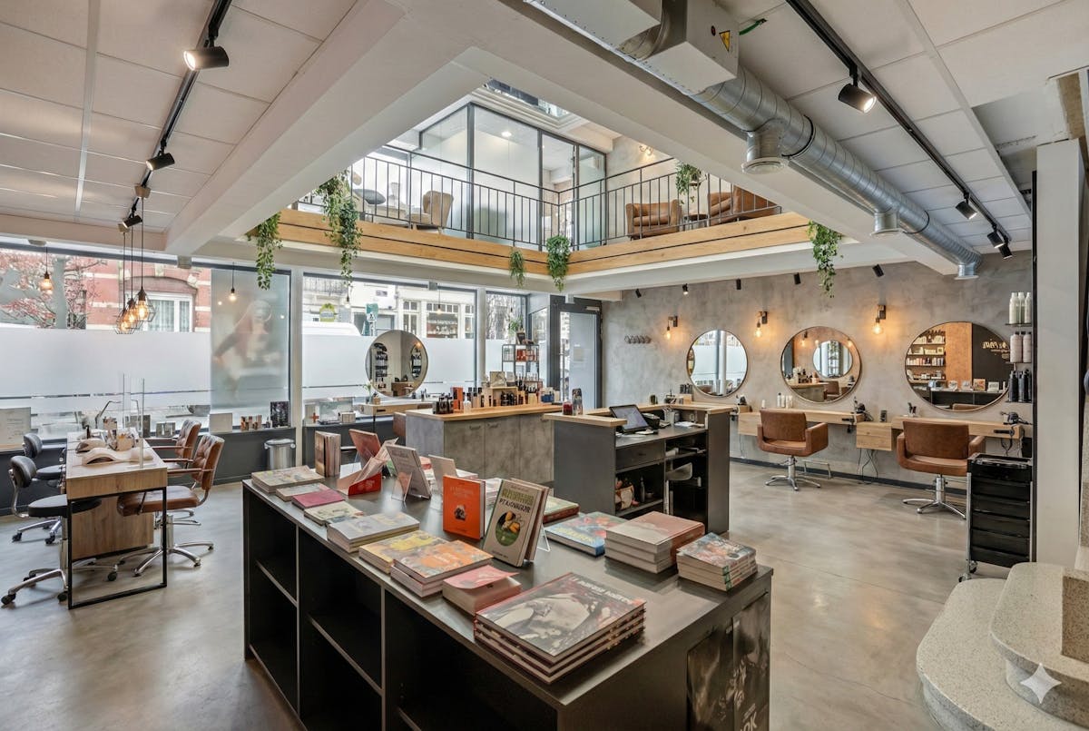 Commercieel gelijkvloers ± 310 m² te Sint-Gillis - foto 2