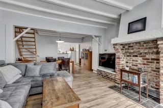 <p>In een rustige straat te Roosdaal, op wandelafstand van winkels, scholen en openbaar vervoer, vindt u deze volledig gerenoveerde woning met een gunstig EPC-label (B) en conforme electriciteit.</p><p>Het gelijkvloers biedt een lichtrijke leefruimte met aansluitend de volledig uitgeruste keuken met zicht op het gezellige terras van 17 m² , zuidwestelijke oriëntatie. Op de eerste verdieping vinden we 2 slaapkamers (15,5m² en 10m²) en een moderne badkamer met ruime inloopdouche, lavabo en toilet. Verdieping 2 omvat nog een 3de slaapkamer (12m²) met ingemaakte kast en een extra gastentoilet met lavabo. Ruime opbergzolder. De woning werd volledig aangepakt en alles werd kwalitatief afgewerkt. Enkele kenmerken: Hoogrendementsbeglazing PVC - Hoogrendementsketel op aardgas - Dak en gevel vernieuwd - Asbestveilig -</p><p>De ligging is ideaal: Vlotte verbinding tussen Aalst, Ninove en Brussel. Een bezoekje waard! Stedenbouwkundige inlichtingen en maatregelenregister in aanvraag.</p>